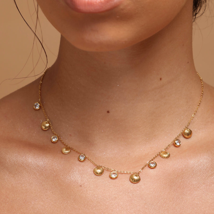 Conchitas y diamantes 18K Gold Necklace